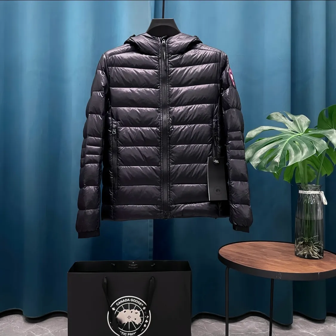 P760 Canada🦢➡️Canada Goose lightweight hooded down jacket has always been recognized as the warmest down jacket. Various Instagram celebrities, Internet celebrities, and celebrities often wear it for street photos. I do Canada Goose every year, but I still can’t get rid of my love for the geese. No matter how cold the weather is, there is no need to be afraid, because there are geese! Filled with 90% white duck down, Canada Goose is the legendary warmest down jacket and is known as a must-have for Arctic outdoor sports! The most popular down jacket in the world, celebrities are rushing to buy it, it is a must-have!  Same style for men and women